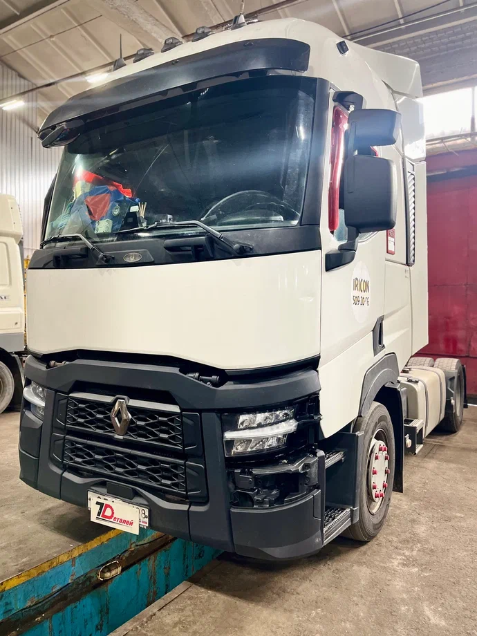 Замена левой фары Renault T-series 2021 года выпуска